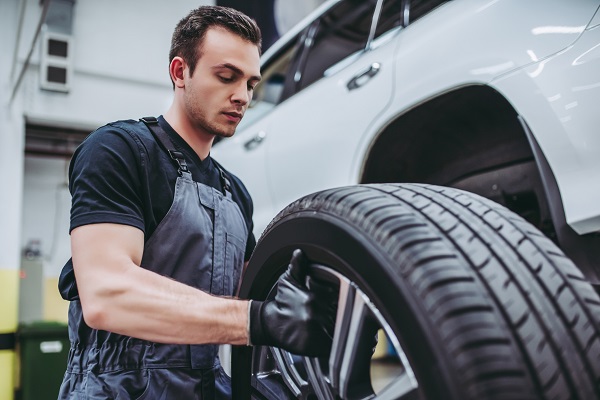 Un Mécanicien En Service Automobile Choisit Une Clé Dynamométrique