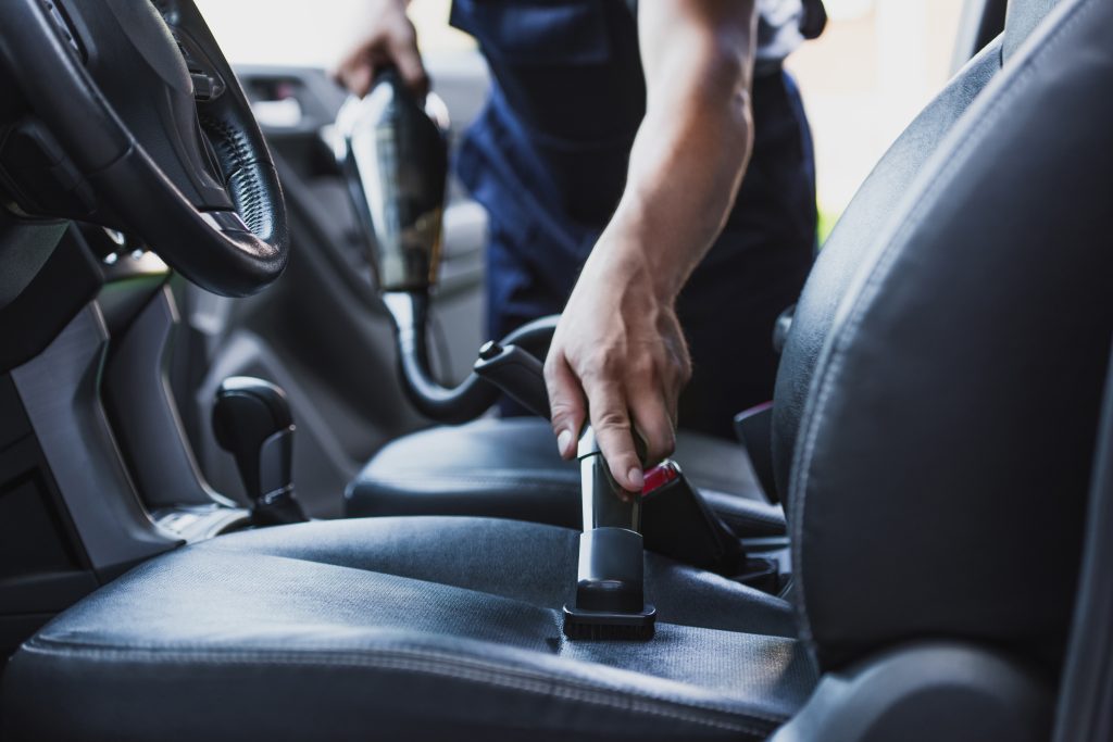 Étudiant en formation esthétique automobile nettoie le siège