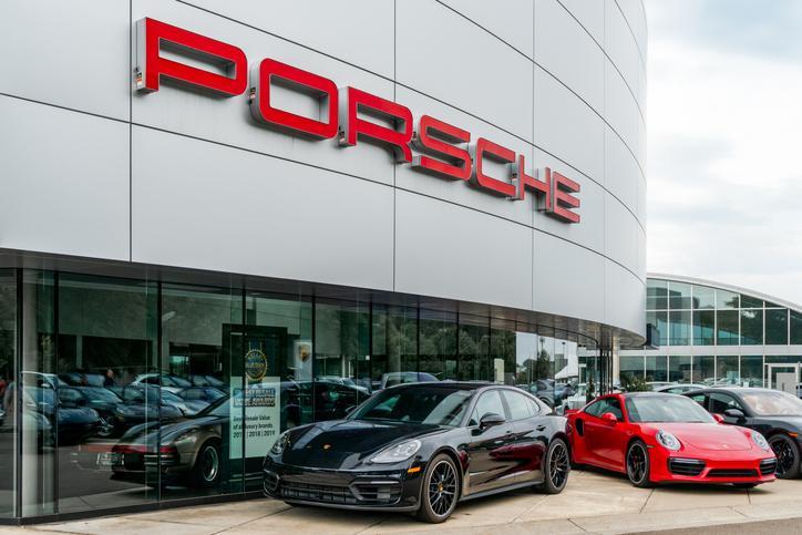 Des automobiles Porsche devant un concessionnaire - Étudiants en formation mécanique automobile