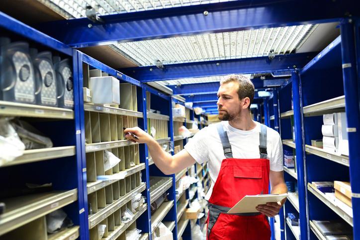 Mécanicien-réparateur en automobile dans une pièce de stockage des marchandises