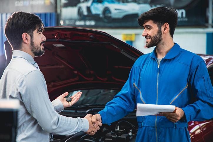 Conseiller technique qui montre les résultats de réparation à un client