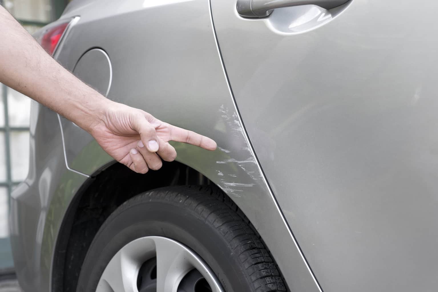 Comment camoufler les petites rayures sur votre voiture