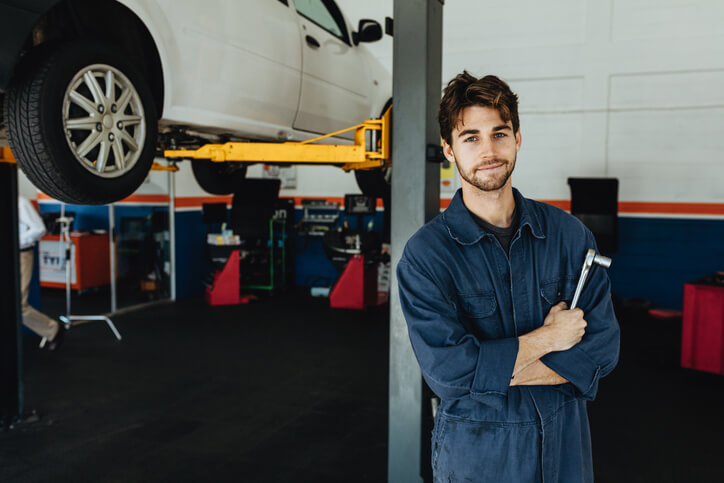 Étudiant en formation mécanique automobile en cours pratique