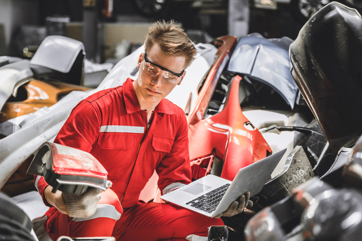 Étudiants en formation mécanique automobile en stage dans un service de pièces automobiles