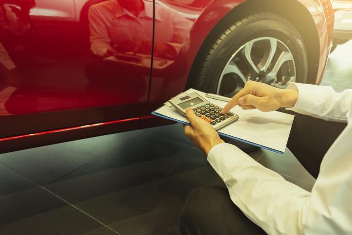 Étudiant en école mécanique auto qui travaille dans un atelier auto