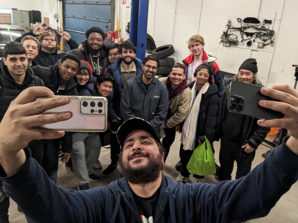 Participants à la journée portes ouvertes de L’École de L’Automobile, l’école de mécanique de Montréal