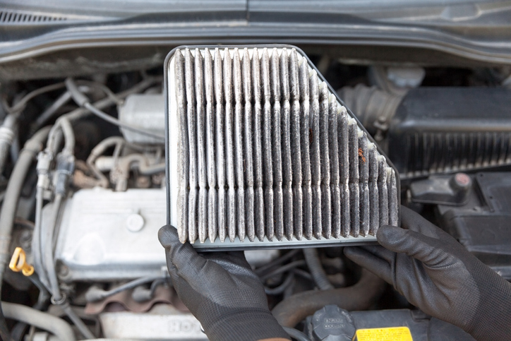 Image d'un moteur de voiture avec un filtre à air encrassé