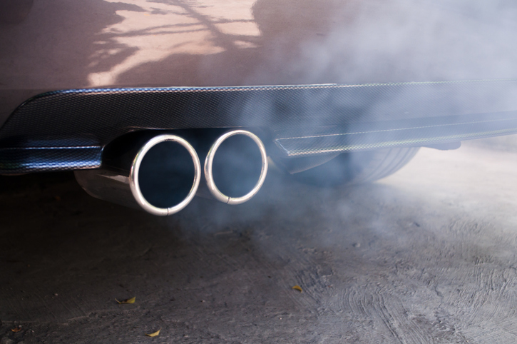 Image d'un moteur de voiture avec un joint de culasse en cours de réparation.