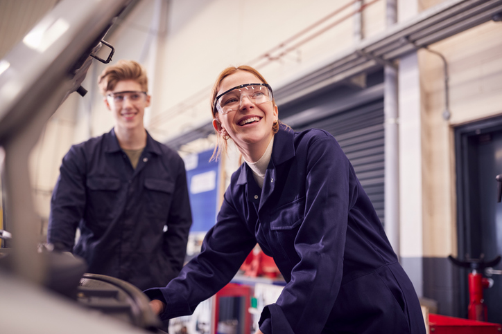 Étudiants dans le cadre d’une formation en mécanique axée sur la pratique.