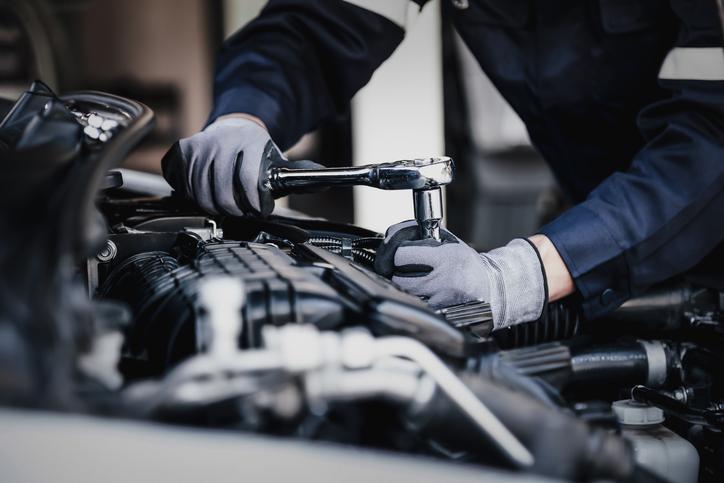 Technicien doté de compérences en mécanique automobile spécialisées.