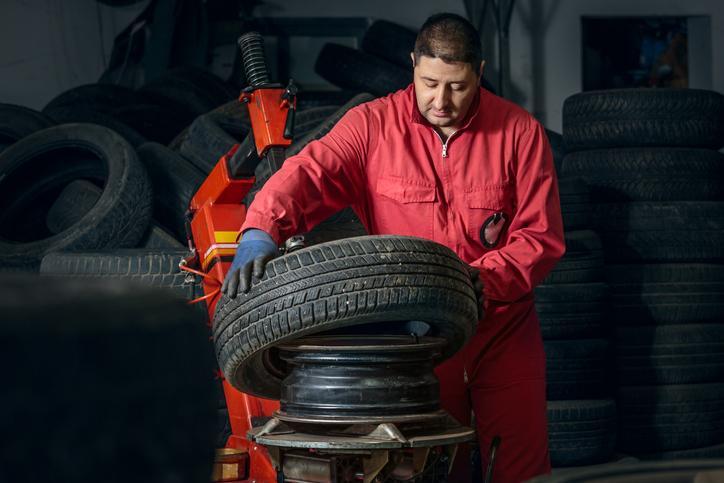 Illustration d’un technicien en exercice après une formation à L’École de L’Automobile.