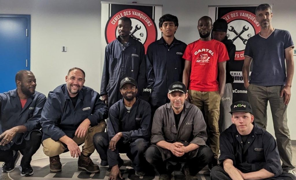 Groupe d’étudiants en phase d’intégrer l’industrie automobile rapidement.