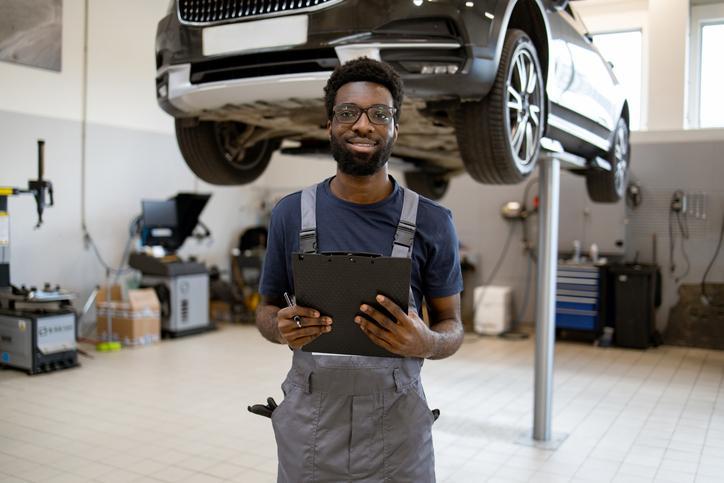 Illustration d’un étudiant dans le cadre d’un cours à L’École de L’Automobile.