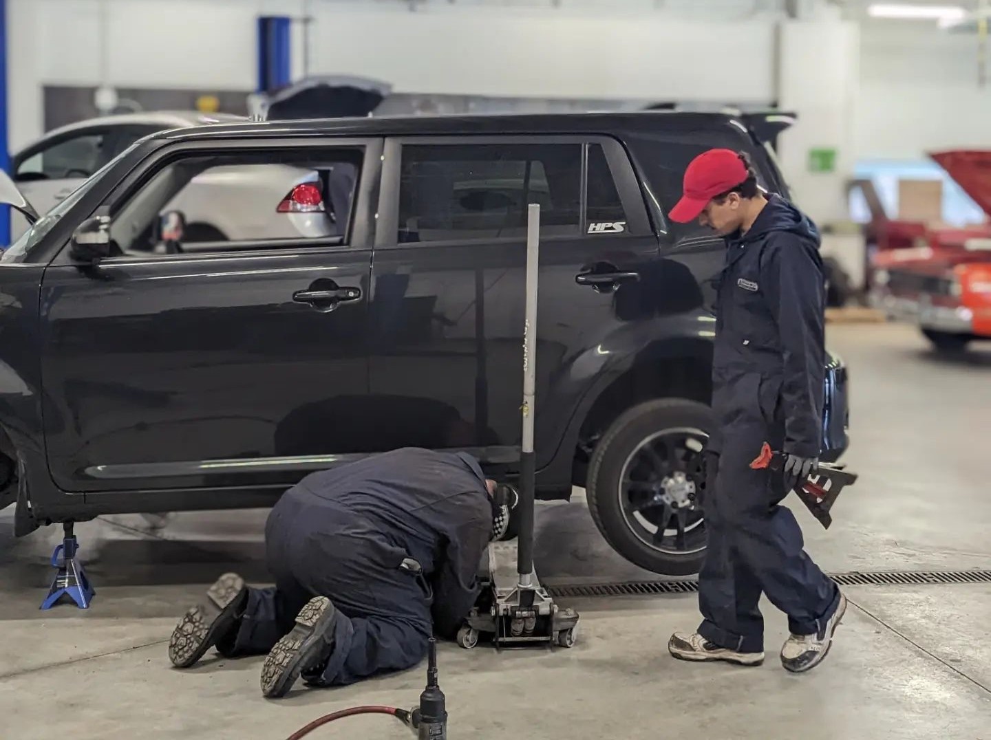 Étudiants travaillant en conditions réelles comme dans l’industrie automobile.