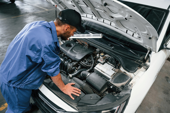 Technicien travaillant sur un moteur rotatif