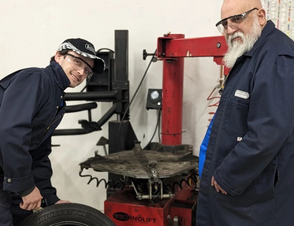 Instructeurs dans le cadre d’un cours à L’École de L’Automobile