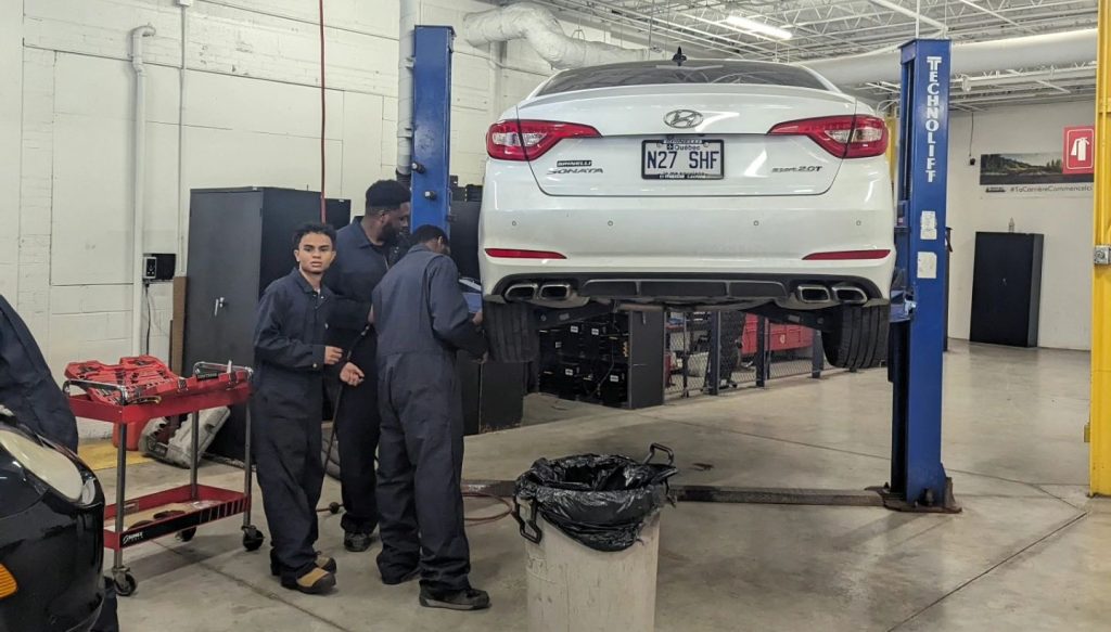 Les relations employeurs-étudiants : Comment l’École de L’Automobile prépare ses diplômés pour le marché du travail