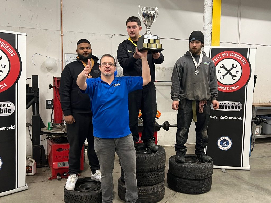 Gagnants du concours de changement de pneus pendant le cours de mécanique automobile.