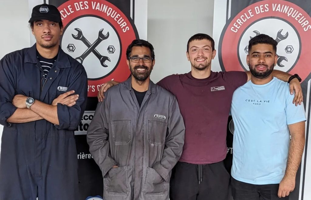 Groupe d’étudiants en formation pour intégrer l’industrie automobile.