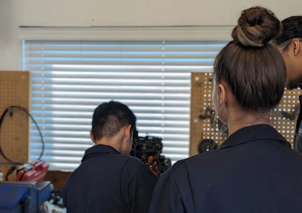 Étudiants de différentes origines en formation pour intégrer l’industrie automobile.