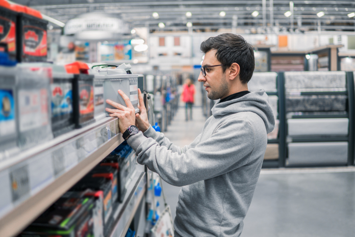 Un commis aux pièces organisant des stocks dans un atelier automobile.