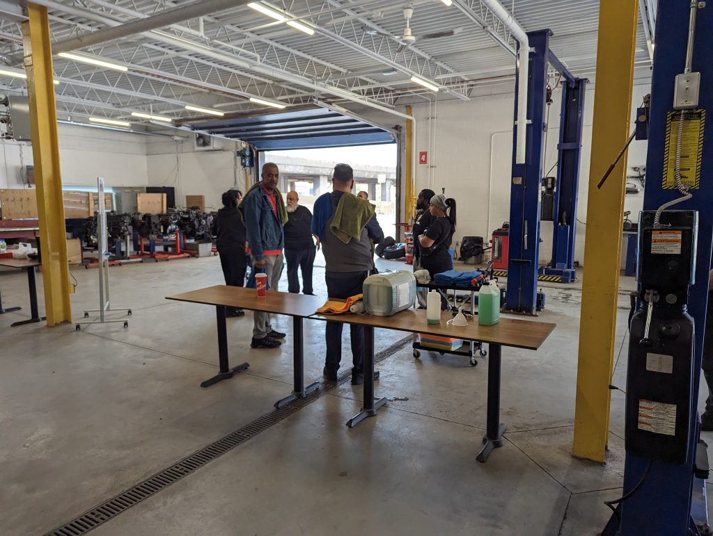 Étudiants en formation pour devenir techniciens en esthétique automobile.