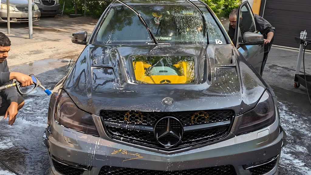 Apprentis en formation pour devenir technicien en esthétique automobile.