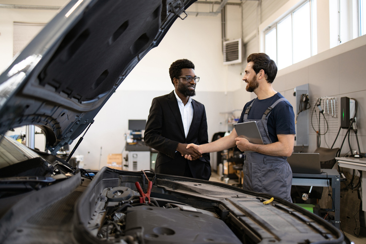 Aviseur technique travaillant dans l’industrie automobile.